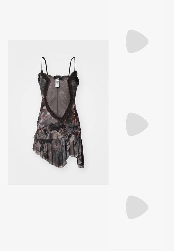 Asimetrična obleka v temnih odtenkih s cvetličnim printom. Ima nagubane robove, tanke naramnice in gubano tkanino.; Črne natikače s trakovi in kvadratnim prstom ter nizkim blokastim peto. Imajo več tankih trakov in nastavljiv trak okoli gležnja. Narejene so iz gladkega usnja.; Črna usnjena torba s gladko teksturo, strukturirano obliko, dvema ročkama in izrazitim srebrnim sponko na sprednji strani.; Srebrn dvojni prstan z gladko, polirano površino. Ima tekoč, ukrivljen dizajn z prekrivajočimi se sekcijami za sodoben videz.