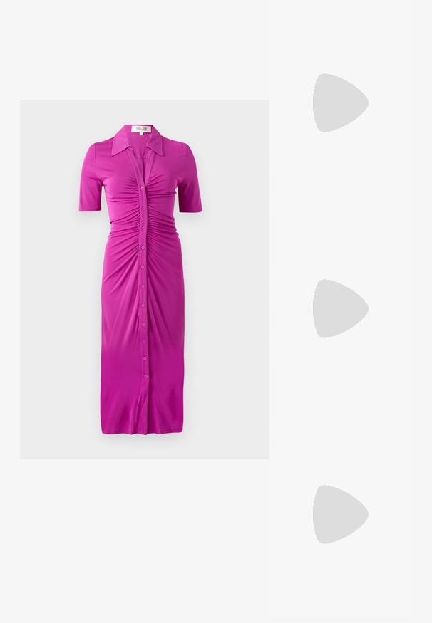 Fuksiaa ihonmyötäinen mekko lyhyillä hihoilla, napituksessa edessä ja ryppyjä yksityiskohtana, valmistettu sileästä, joustavasta kankaasta.; Musta nahkainen matalakorkoinen kenkä, jossa on terävä hopeinen kärki ja kaksinkertaiset solkisilmukat valkoisella taustalla.; Hopeinen nahkainen olkalaukku, jossa on tekstuuri, ketju- ja hihnapainatukset sekä vetoketjukiinnitys. Edessä on logo.; Hopeista valmistetut korvaketjut, joissa on sileä ja pyöreä muotoilu, ohut profiili ja varma lukko. Minimalistinen tyyli kiillotetulla pinnalla.