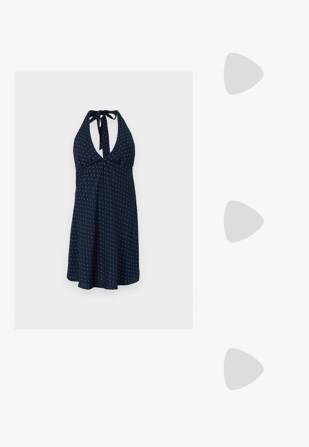 Námornícky halter šaty s bielymi bodkami, so hlbokým dekoltom, zberaným pásom a splývavou sukňou. Tkanina má jemnú textúru.; Čierne kožené loafers s vyvýšeným švom, zlatým akcentom loga a textúrovaným pásikom. Obsahuje hrubú, odolnú gumovú podrážku.; Čierne obdĺžnikové okuliare s priehľadnými šošovkami. Lesklý povrch, úzke ramená a fialový nádych viditeľný na okrajoch šošoviek.; Náušnice v zlatej farbe s dizajnom špirály a vrstvenými krivkami, s metalickým povrchom a hladkou textúrou pre vizuálnu hĺbku.