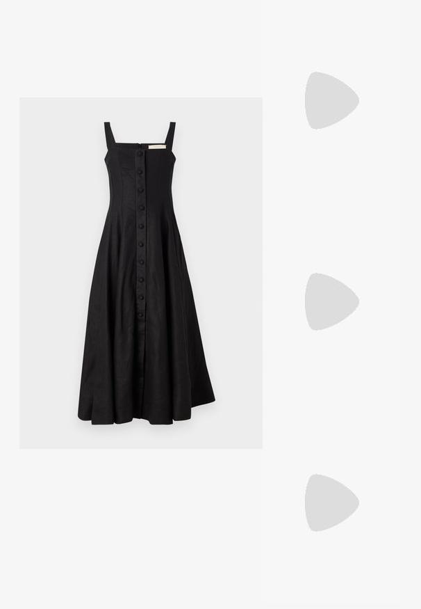 Μαύρο φόρεμα με παχιά λουριά, τετράγωνη λαιμόκοψη και πλήρη φούστα A-line. Κλείσιμο με κουμπιά στο μπροστά μέρος και υφή υφάσματος. Ορατός φερμουάρ στο πίσω μέρος.; Μαύρο δερμάτινο τακούνι με μυτερή μύτη και χαμηλό τετράγωνο τακούνι. Διαθέτει λουράκι στον αστράγαλο με χρυσό τόνο πόρπη. Λείο υφή.; Μαύρα oversized γυαλιά ηλίου με γυαλιστερή φινίρισμα, ορθογώνιο σχήμα, καφέ φακούς με σκίαση και χρυσή λεπτομέρεια λογότυπου στους βραχίονες.; Μαύρη τσάντα χειρός με δομημένο σχήμα, λεία υφή και μεταλλικό κούμπωμα. Συνδυασμένη με φαρδιά μαύρα παντελόνια και σανδάλια ανοιχτής μύτης πάνω σε ξύλινο πάτωμα.