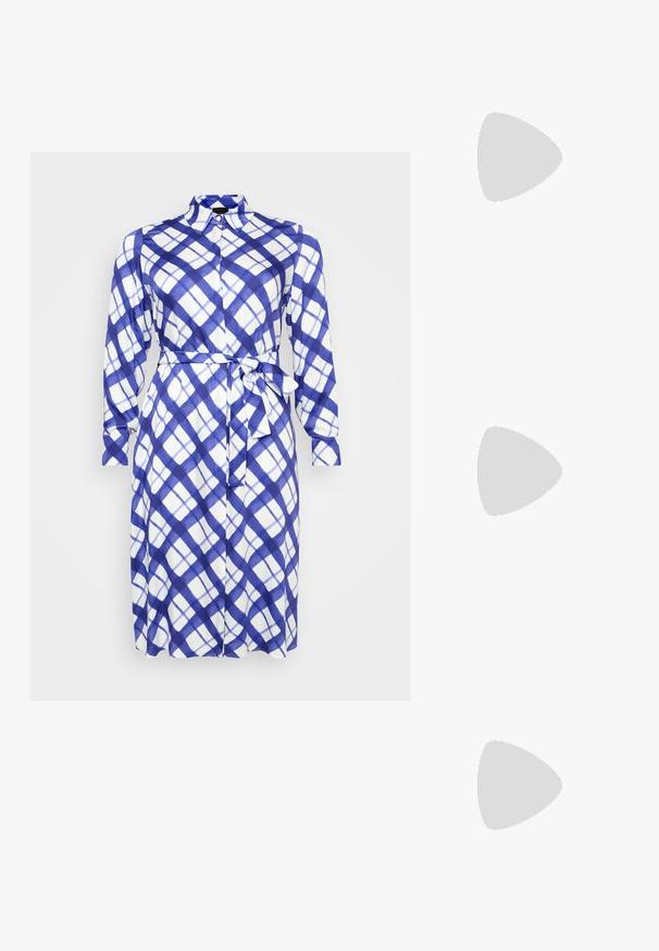 Abito a maniche lunghe con bottoni, in un motivo a quadri blu e bianco, con cintura in vita. Realizzato in tessuto leggero con una texture morbida.; Sandalo nero con cinturini, dalla punta squadrata e tacco basso a blocco. Presenta diversi cinturini sottili e una cinturini regolabile alla caviglia. Realizzato in pelle liscia.; Borsa a tracolla nera in pelle con una texture liscia, forma rettangolare e dettaglio in catena metallica sul davanti. Inclusa una tracolla regolabile.; Orecchini a cerchio in oro con un design liscio e arrotondato. Presentano una chiusura in argento per una facile indossabilità, mettendo in mostra una finitura lucida.