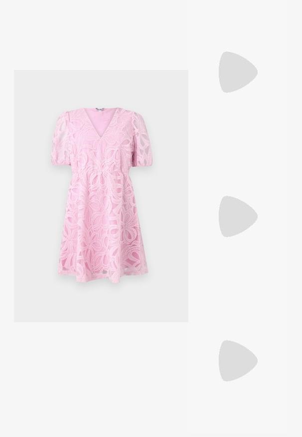 Robe en dentelle rose avec un décolleté en V, des manches courtes bouffantes et une taille cintrée. Présente des motifs floraux superposés et une jupe évasée.; Chaussure slingback en cuir verni noir avec un embout pointu, des brides de cheville avec des boucles en argent et des éléments en métal, et un talon fin.; Sac à main en métal doré avec un design structuré, texture lisse et bandoulière ajustable. Présente une forme triangulaire unique et des coutures minimalistes.; Boucles d'oreilles dorées présentant des formes texturées et ondulées. Comprend des clips sculpturaux et un design de créoles ouvertes avec une finition martelée.