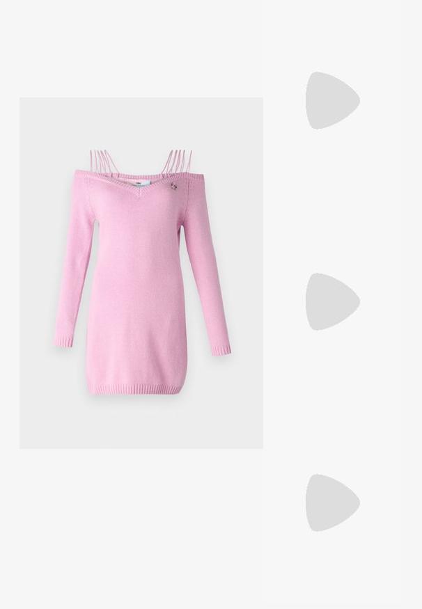 Robe en tricot rose, avec un design décolleté, manches longues, poignets côtelés, encolure en V et éléments décoratifs au niveau du col.; T-shirt blanc à manches courtes en tissu côtelé. Col rond, coupe régulière et détails de couture subtils. Aucune motif ni graphique.; Ballerines en cuir noir avec un bout rond, texture lisse, détails de couture minimalistes et design de semelle flexible.; Sac à main en cuir marron avec une fermeture à rabat, des accents en métal doré, une bandoulière et une texture lisse. Forme rectangulaire compacte.