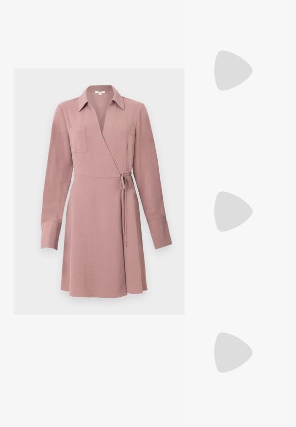 Rochie tip wrap în roz prăfuit, cu mâneci lungi, guler și legătură laterală. Prezintă un buzunar pe piept și o textură netedă.; Sandale slingback metalice argintii cu toc mic, cu bretele încrucișate și o textură netedă. Design minimalis.; Geantă din piele neagră, cu o formă curbată, curea detașabilă și accesorii aurii. Geanta are un capac cu un detaliu tip cataramă.; Cercei cercuri din aur cu un finisaj neted și strălucitor. Design circular cu un mic suport și un spate transparent pentru o purtare sigură.