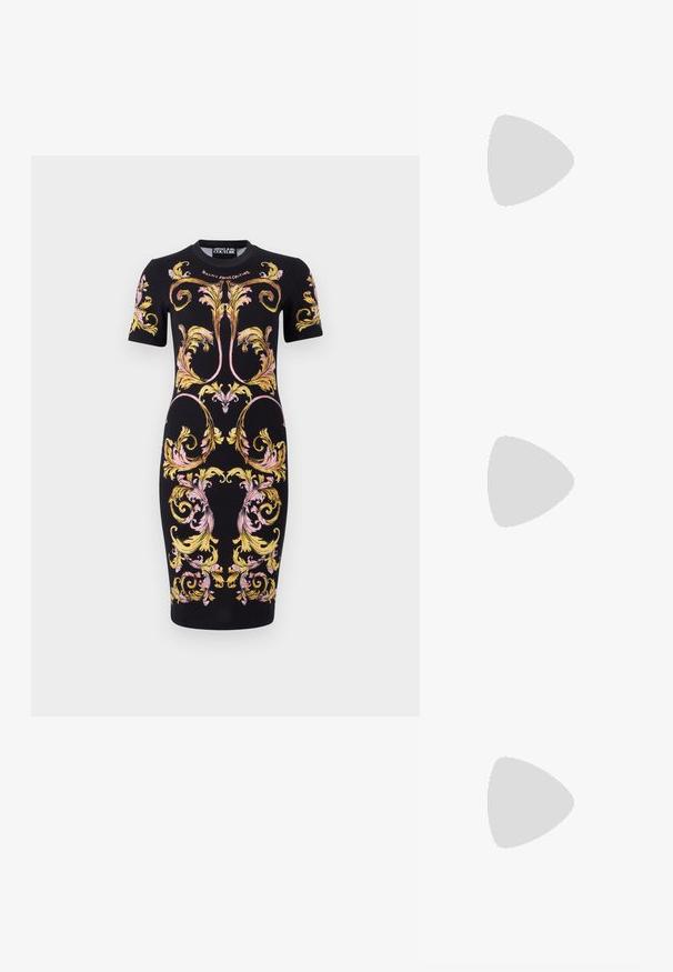 Rochie neagră tip bodycon, cu modele florale baroce ornate în nuanțe de auriu și roz, cu mâneci scurte și decolteu rotund.; Sandale cu toc înalt din suede negru, cu un design simplu al curelei, vârful deschis și curea pentru glezne cu un cataramă argintie.; Ochelari de soare din plastic alb cu lentile de culoare gri închis, având un detaliu cu emblema aurie și accente texturate pe brațe. Formă pătrată.; Clutch Michael Kors din canva acoperit bej, cu un model repetitiv al logo-ului MK, accesorii din aur și o curea cu lanț detașabil.