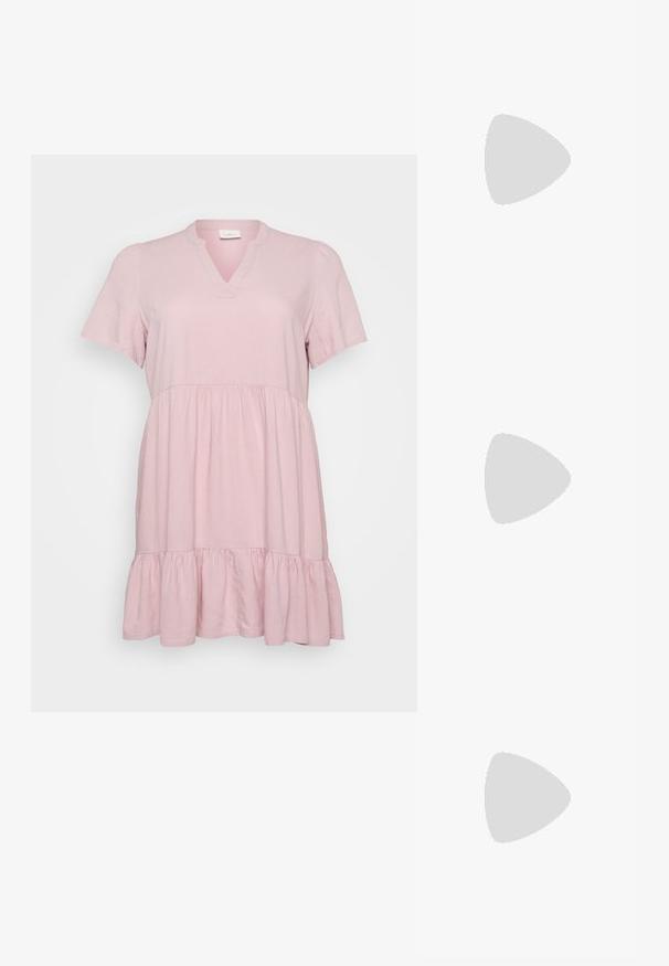 Ροζ φόρεμα κοντός μανίκι με V λαιμόκοψη, με χαλαρή γραμμή και στρώματα ριγωτής βάτας στο τελείωμα. Κατασκευασμένο από μαλακό, ελαφρύ ύφασμα.; Μαύρο δερμάτινο ψηλοτάκουνο παπούτσι με οξύ μυτερό τόξο, λουράκι στον αστράγαλο και χοντρό τακούνι. Λείος υφασματισμός, κομψός σχεδιασμός και μινιμαλιστική αισθητική.; Μαύρη δερμάτινη τσάντα tote με δύο μακριούς ιμάντες, λεία υφή και δομημένο σχήμα. Διαθέτει μπροστινή τσέπη για επιπλέον αποθήκευση.; Ασημένια σκουλαρίκια κρίκοι με κομψό, στρογγυλό σχέδιο, που διαθέτουν λεία επιφάνεια και χωρίς ορατά διακοσμητικά στοιχεία. Η διάμετρος δεν αναφέρεται.