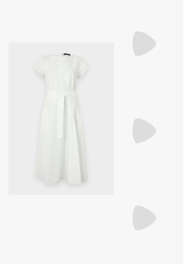 Vit bomullsklänning med korta ärmar och rund halsringning. Har en bälte i midjan och en svepande kjol med sömdetaljer.; Vit kortärmad t-shirt i ribbat tyg. Rund halsringning, normal passform och diskreta sömdetaljer. Inga mönster eller tryck.; Svart läderballerinaskor med rund tå, slät yta, minimala söm detaljer och en flexibel sula.; Brun läderhandväska med klaffstängning, guldfärgad hårdvara, axelrem och en slät yta. Kompakt rektangulär form.