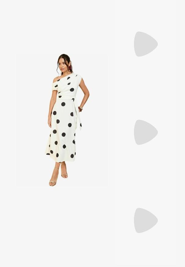 Vestido blanco de tirantes caídos con grandes lunares negros, cuerpo ajustado, falda fluida y detalle de cintura anudada. Modelo con sandalias metálicas.; Zapato de tacón grueso de piel beige con puntera afilada, ribete negro a lo largo de la abertura y una delgada correa ajustable en la parte trasera con herrajes dorados.; Bolso de mano de cuero crema con forma de media luna, herrajes dorados, acentos negros y una correa desmontable. Cuenta con un detalle de cadena y una etiqueta.; Collar de perlas blancas con perlas de tamaño uniforme, textura suave y un broche de plata que cuenta con una cadena ajustable para personalizar la longitud.