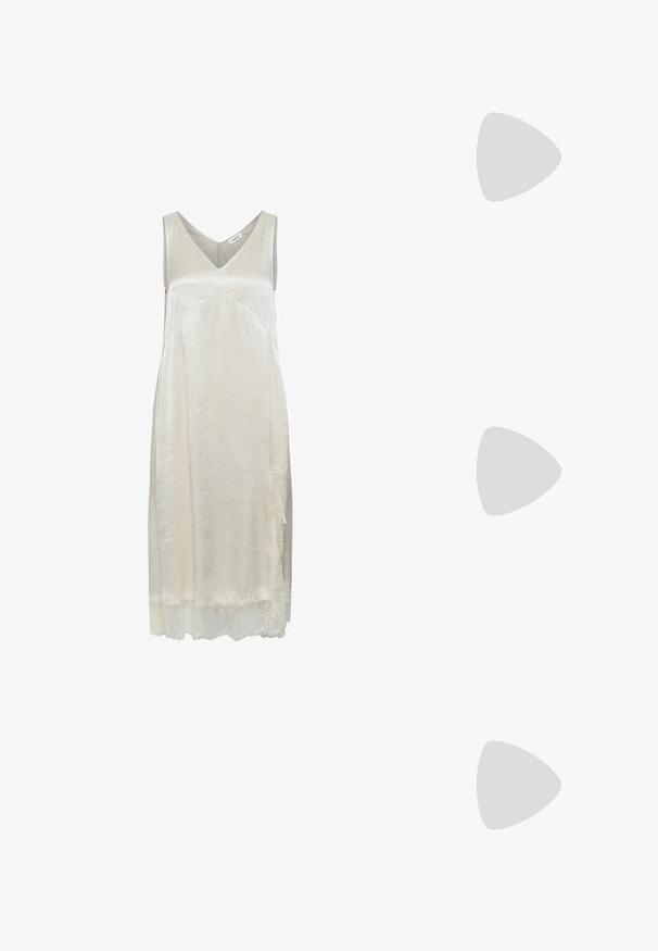 Gaiši bēšs bezgrebenu kleita no zīda līdzīga materiāla, ar V-veida kakla izgriezumu, maigu tekstūru un smalku mežģīņu apdari apakšmalā.; Melnas lakotas augstpapēžu čības ar kvadrāta purngalu, potīšu siksniņām un sudraba sprādzēm. Aprīkotas ar masīvu bloku papēdi stabilitātei.; Melnas ādas rokassoma ar izliekta formu, noņemamu siksnu un zelta aksesuāriem. Somai ir vāciņš ar sprādzes detaļu.; Zelta-tonēti auskari ar gludu, pulētu apdari. Iezīmē pusapaļa forma un droša aizdare uz stieņa.