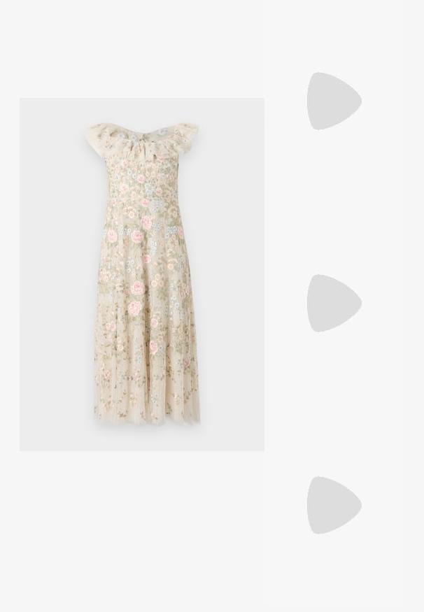 Geborduurd jurk met een rimpelige off-shoulder halslijn. Beige stof versierd met roze en blauwe bloemenpatronen, met een vloeiende rok.; Witte leren sneakers, laag model, met een gladde textuur, ronde neus, vetersluiting aan de voorkant en een klein geborduurd logo aan de zijkant.; Zwarte leren halfronde tas met een gouden hardware accent, voorzien van een ritssluiting. Draagt crossbody over een grijze trui.; Gouden knoopstuds met een gedraaide design. Elke oorring heeft een ronde transparante achterkant voor een veilige draagervaring.