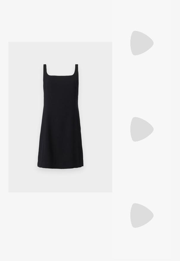 Abito nero senza maniche con scollatura quadrata, taglio dritto, tessuto morbido e dettagli di cucitura minimi. Adatto per varie occasioni.; Sandal in pelle nera con tacco alto e cinturino alla caviglia. Caratteristiche: texture liscia, punta aperta e tacco sottile. Dettaglio con fibbia tono oro.; Vivienne Westwood GRANNY FRAME PURSE - Borsa a mano - gold; Abito rosso scuro con collo a cowl e texture liscia. Presenta una collana di perle con un accento decorativo in argento al centro.