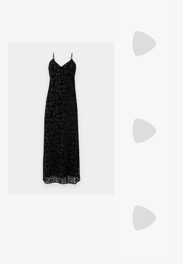 Sort maxikjole med tynde spaghettistropper, udstyret med et gennemsigtigt stof med indviklede blomstermønstre over det hele og en V-udskæring.; Hvide lædersneakers, lavtop design, med en glat tekstur, rund tå, snørret front og et lille broderet logo på siden.; Sort læder halvmåne taske med en guldfarvet hardware detalje, der har en lynlåslukning. Båret som crossbody over en grå sweater.; Guldtonede knude-stud øreringe med et vredet design. Hver ørering har en cirkulær klar bagside for sikker brug.
