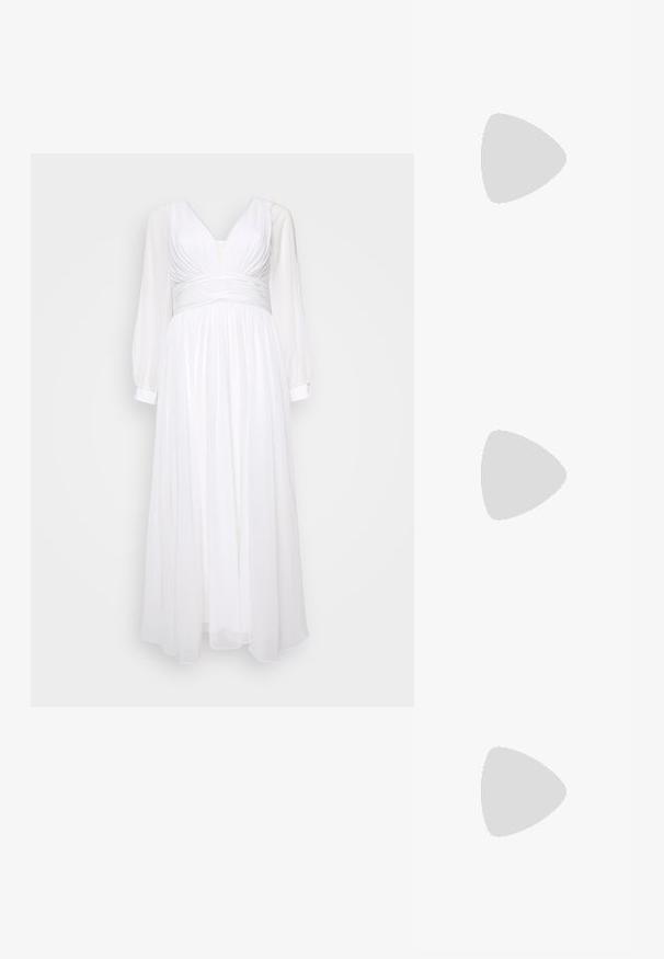 Weißes Maxikleid mit tiefem Ausschnitt, gefaltetem Oberteil und langen transparenten Ärmeln. Fließender Stoff mit tailliertem Schnitt für eine strukturierte Silhouette.; Schwarze Leder-Balletschuhe, spitze Zehenform, minimalistische Gestaltung, glatte Textur, niedriger Absatz, keine sichtbaren Beschläge oder Verzierungen.; Schwarze Leder-Crossbody-Tasche mit glatter Textur, rechteckiger Form und metallic-kettendetail auf der Vorderseite. Verstellbarer Gurt inklusive.; Silberne Tropfenohrringe mit einem quadratischen Stecker, die eine glatte, polierte Oberfläche und eine Tropfenform aufweisen, die Licht mit einer glänzenden Oberfläche reflektiert.