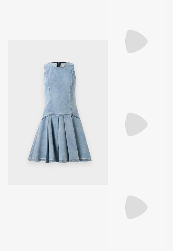 Ujjatlan, világoskék farmerruha testhez simuló mellrésszel és bővülő, pliszírozott szoknyával, kerek nyakkivágással és látható hátzipzárral.; Fekete ujjatlan kötött felső bordázott mintával, lekerekített nyakkivágással és kis hátsó kulcslyuk nyílással.; Fekete bőr pántos cipő hegyes orral, karcsú magas sarkával és dekoratív masnival. Simaság és elegáns dizájn.; Fekete bőr kézitáska ívelt designnal, ezüst szegecsekkel, csattal és két oldalsó zsebbel. Állítható vállpánt a hordozási lehetőségekhez.