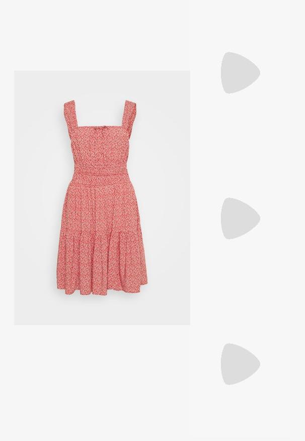 Vestido floral vermelho com decote quadrado, alças finas e saia em camadas. Feito de um tecido leve com uma aparência texturizada.; Botas plataforma em camurça castanha com painéis laterais elásticos e puxadores laranja, combinadas com uma saia de ganga clara até ao joelho, em um chão de madeira.; Bolsa de mão em couro patente castanho com formato retangular, duas alças longas e acentos curvos sutis na parte da frente.; Brinco de argola prateada com acabamento polido, apresentando pequenos detalhes em dourado e uma forma redonda, usado na orelha.