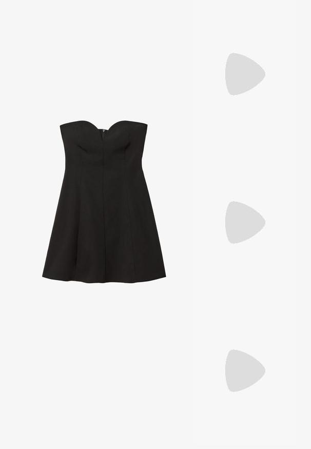 Abito nero senza spalline con corpino aderente e gonna svasata. Tessuto liscio, dettagli con cuciture verticali e zip invisibile sul retro.; Slingback bianco con punta affusolata, materiale superiore liscio, tacco basso a blocco e design con ritagli laterali, dotato di cinturino regolabile con fibbia.; Occhiali da sole rotondi con lenti scure e montatura dorata. Il modello indossa un cardigan leggero azzurro a costine con bottoni e maniche bianche a contrasto.; Wristlet Michael Kors in tela rivestita beige con motivo a logo MK ripetuto, hardware dorato e tracolla a catena staccabile.