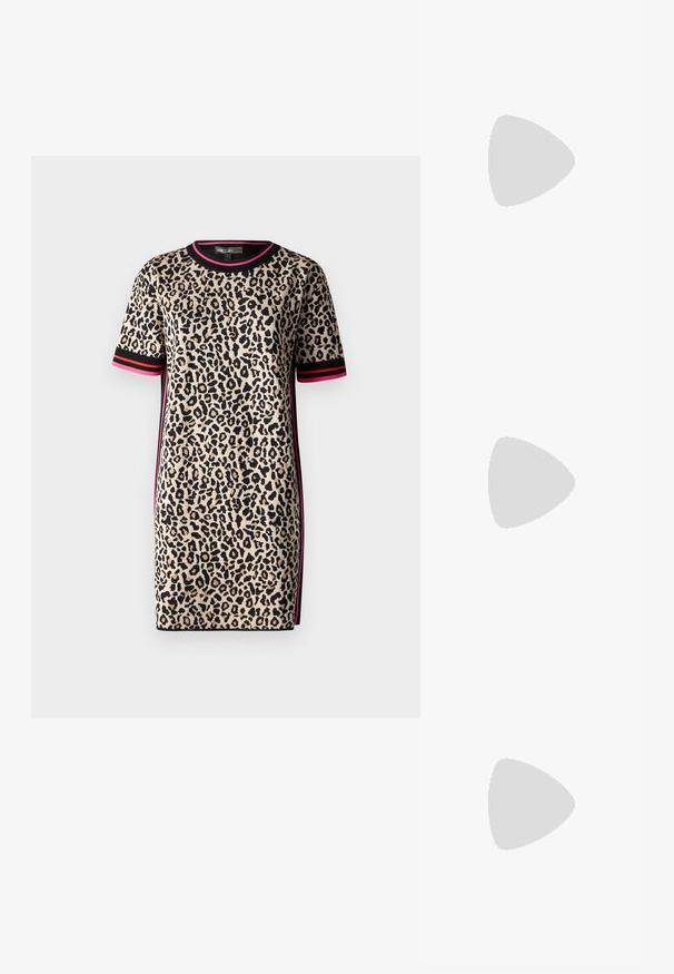 Leopardenmuster Kleid in Beige, mit kurzen Ärmeln, rundem Ausschnitt und schwarzen sowie pinken gestreiften Akzenten an den Seiten.; Baumwoll-T-Shirt mit horizontalen navy-blauen Streifen auf weißem Hintergrund. "Tommy Hilfiger" in Kursivschrift auf der Brust gestickt. Runder Halsausschnitt.; Weiße Leder-Sneaker mit einer dicken weißen Sohle, schwarzem Wildlederakzent an der Ferse und geprägtem Logo an der Seite. Schnürdesign mit sechs Ösen.; Schwarze übergroße Sonnenbrille mit geometrischer Form, ausgestattet mit dunklen Gläsern und einem kontrastierenden grauen Detail im Rahmen. Logo am Bügel.