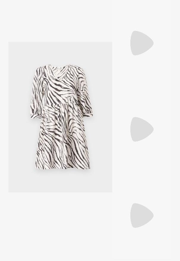 Vestido com padrão de zebra em preto e branco, com decote em V, mangas três quartos e cintura franzida. Tecido leve com uma silhueta fluida.; Sapatos de salto alto metálicos dourados, com biqueira em ponta e salto grosso. Textura suave, design minimalista e uma tira estreita.; Bolsa de couro preta com forma curva, alça destacável e detalhes em dourado. A bolsa possui uma aba com detalhe de fivela.; Anel de ouro com um design texturizado e ondulado, apresentando três picos proeminentes. Superfície lisa e brilhante com uma banda aberta para ajuste.