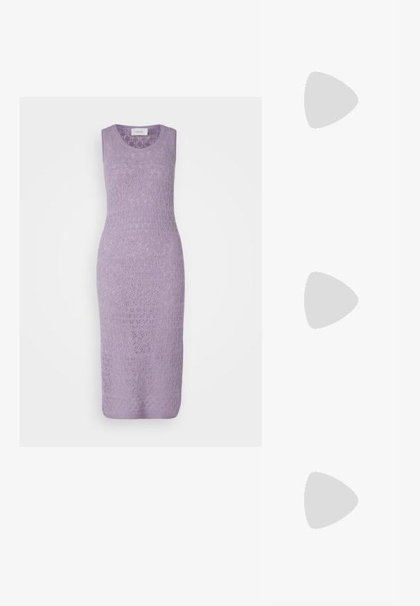 Abito aderente senza maniche realizzato in tessuto a maglia color lilla. Presenta una texture a motivo con scollo a costine e orlo fino al ginocchio.; Sneaker bianca e beige con tomaia in pelle liscia, dettagli in suede, punta rotonda e suola in gomma testurizzata. Nome del brand stampato sul lato.; Borsa a tracolla imbottita color crema con manico curvo e chiusura con zip. Presenta una texture liscia e una forma arrotondata per un aspetto contemporaneo.; Bracciale in argento con chiusura a toggles e orecchini a cerchio abbinati con un dettaglio a catena lungo la base. Finitura metallica elegante.