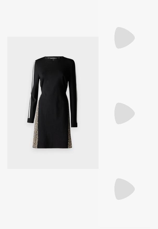 Schwarzes Kleid mit langen Ärmeln, weißen Seitenstreifen und Leopardenmuster-Akzenten an den Seiten. Aus einem glatten, bequemen Stoff gefertigt.; Schwarze, hochhackige Sandalen mit dünnen Riemen und einem geknoteten Design, einer glatten, rechteckigen Zehenpartie und einem eleganten Stiletto-Absatz.; Hellegraue metallische Handtasche mit einer Kettenriemen, verziert mit kleinen kreisförmigen metallic Nieten und einem dreieckigen Markenlogo.; Silberne Creolen mit einer glatten, glänzenden Oberfläche. Abgerundete Form, leichtes Design, mit einer Steckverschluss. 