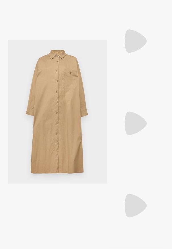 WEEKEND MaxMara SIBERIA - Robe de jour - beige; Escarpin slingback en vernis noir avec un bout pointu, présentant un imprimé serpent texturé, une sangle réglable et un petit talon bloc texturé.; Sac en cuir noir porté en travers avec deux poches avant, boucles dorées, fermeture zippée et une sangle fine. Surface texturée et forme rectangulaire compacte.; Boucles d'oreilles en métal doré en forme d'anneau, avec une forme courbée et allongée. Elles présentent une surface lisse et brillante avec une pointe arrondie pour un détail supplémentaire.