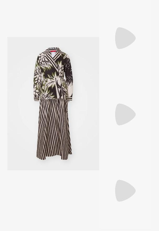 MAX&Co. PIRRO - Robe chemise - weiss; Escarpin slingback en vernis noir avec un bout pointu, présentant un imprimé serpent texturé, une sangle réglable et un petit talon bloc texturé.; Sac à main en cuir noir avec une bandoulière en chaîne dorée, présentant une texture lisse, une forme rectangulaire et une marque embossée à l'avant.; Boucles d'oreilles en métal doré en forme d'anneau, avec une forme courbée et allongée. Elles présentent une surface lisse et brillante avec une pointe arrondie pour un détail supplémentaire.