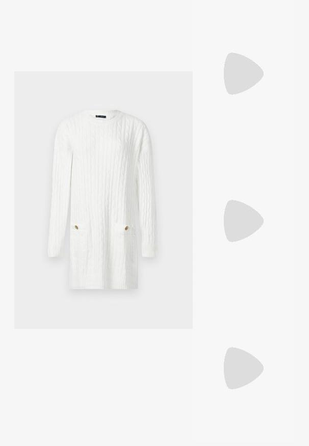 Abito in maglia bianco a maniche lunghe con motivo a treccia e due tasche anteriori, ognuna con un bottone dorato.; Sandal alta argentata con design di cinturini lucidi, caratterizzata da un accento simile a una perla e una cinghia attorcigliata alla caviglia per una vestibilità sicura.; Borsa a mano metallica argento con forma strutturata, dotata di manico superiore e dettaglio a fiocco sulla parte frontale. Texture liscia e finitura riflettente.; Orecchini a cerchio in argento con una finitura liscia e lucida. Forma rotonda, design leggero, con un meccanismo di chiusura sicuro.