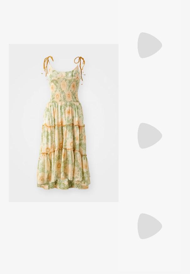 Robe maxi fleurie avec bretelles spaghetti, buste froncé et couches superposées. Présente un imprimé botanique vert et orange sur un fond clair.; Bottes de cowboy en cuir marron avec un bout pointu et un talon bloc, présentant des coutures détaillées et des accents en relief sur la tige.; Lunettes de soleil style œil de chat avec une monture en écaille de tortue noire et orange, verres marron et pointes effilées et élégantes. Présente un logo minimaliste sur la branche.; Boucles d'oreilles en argent en forme de créoles avec un design torsadé, dotées d'une finition polie et d'une fermeture à poussoir. Mesurent environ 3 cm de diamètre.