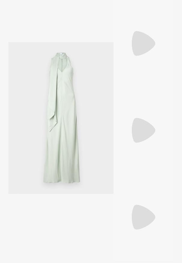 DAY Birger et Mikkelsen BRIELLE  jasnozielony; Białe skórzane sneakersy z grubą białą podeszwą, czarnym zamszowym akcentem na pięcie oraz wytłoczonym logotypem z boku. Projekt z sznurówkami i sześcioma dziurkami.; Czarne, oversize okulary przeciwsłoneczne o geometrycznym kształcie, z ciemnymi soczewkami i kontrastującym szarym detalem na oprawie. Logo na ramieniu.; Srebrne kolczyki na biglu o gładkim, błyszczącym wykończeniu. O zaokrąglonym kształcie, lekkim designie, z zamknięciem na zatrzask.
