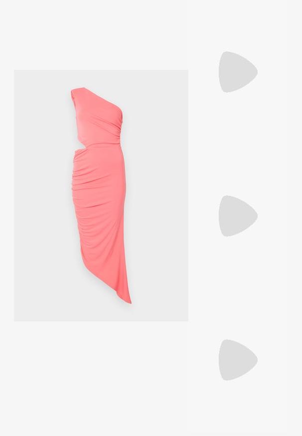 Haljina od koralne boje s jednim ramenom, izrađena od rastezljivog materijala, s detaljima u naborima i asimetričnom ivicom za elegantan izgled.; Crne sandale na visokoj potpetici imaju tanke trake s čvorastim dizajnom, glatki kvadratni vrh i elegantnu stiletto petu.; Svijetlosivi metalik ruksač s lancem, ukrašen malim okruglim metalnim zakovicama i trokutastim logotipom marke.; Srebro naušnice u obliku prstena s glatkom, sjajnom završnom obradom. Zaobljenog oblika, laganog dizajna, s kopčom na poleđini.