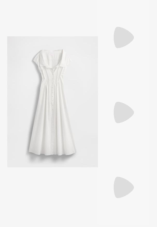 Robe blanche boutonnée avec col et manches courtes en forme de cape. Comprend une jupe évasée et des coutures verticales pour la mise en forme. Tissu en coton lisse.; Talons aiguilles dorés métalliques avec un bout pointu et un talon épais. Texture lisse, design minimaliste et une fine bride.; Sac à main en faux crocodile jaune avec un design structuré, une poignée supérieure, une bandoulière en chaîne amovible, et un ornement cristallin décoratif sur le fermoir.; Bague en or avec un design texturé et ondulé présentant trois sommets proéminents. Surface lisse et brillante avec un anneau ouvert pour un ajustement ajustable.