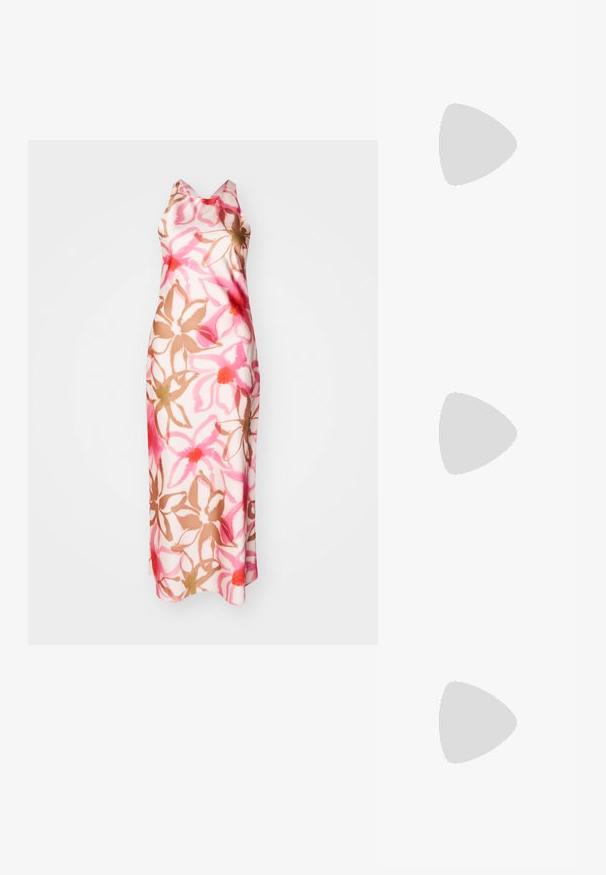 Abito maxi senza maniche, con motivo floreale in rosa e beige, scollatura a V, texture liscia e silhouette aderente, ideale per il clima caldo.; Slingback con tacco in vernice nera con punta affusolata, caratterizzato da una stampa a serpente testurizzata, cinturino regolabile e un tacco corto e testurizzato.; Borsa a tracolla nera in pelle con due tasche frontali, fibbie dorate, chiusura con zip e una tracolla sottile. Superficie texturizzata e forma rettangolare compatta.; Orecchini in tonalità dorata con un cristallo trasparente rettangolare sospeso sotto una fila di piccoli accenti trasparenti rotondi. Design elegante e moderno.