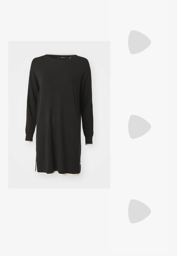 Svart långärmad klänning i sweatermaterial med gräddfärgade ribbade detaljer vid halsringningen och nederkanten. Har sidoflikar för ökad rörlighet.; Svarta lackläder slingback klackar med spetsig tå och geometrisk klack. Har en elegant, minimalistisk design och slät yta.; Svart läderhandväska med en böjd form, avtagbar rem och guldiga detaljer. Väskan har ett lock med en spänndetalj.; Ring i guldutförande med en organisk, vriden design, slät yta och avsmalnande ändar, vilket ger ett modernt, skulpturalt utseende.