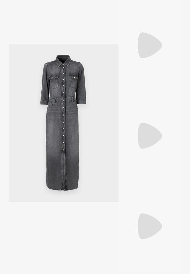 Grå denim skjortekjole med trekvart ermer, to brystlommer og belte i midjen, med full lengde knappestolpe foran.; Svarte hæl-sandaler med et slankt stroppedesign, firkantet tå og en mellomhøy blokkheel. Laget av glatt lær med en matt finish.; Svart lær skulderveske med en myk tekstur, trekantet form og justerbar stropp, kombinert med en lyseblå stripete skjorte og hvite bukser.; Sølvøreringer med en jevn, buet design. Har en blank metallisk finish og en studlås. Ingen synlige mønstre eller aksenter.