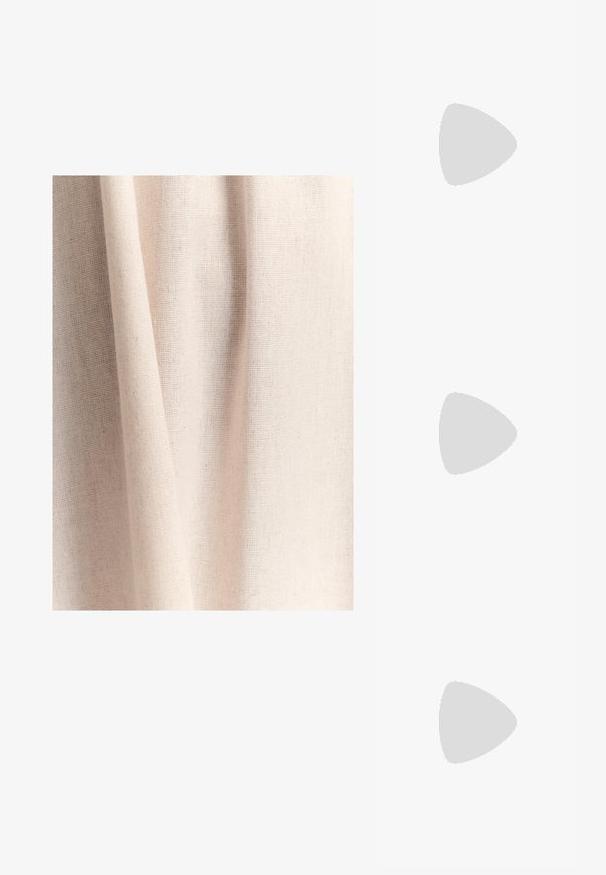 Ljust beige tyg med en texturerad väv som visar subtila färgvariationer och lätta veck, vilket skapar ett mjukt, draperat utseende.; Sandaler med mönster av ormskinn i vitt och svart, med en tunn remdesign och en låg klack för stabilitet. Slät textur.; Svarta solglasögon med matt finish, med transparenta linser och en lätt blå nyans på ena sidan. Robust, vinklad design.; Svart läder plånbok med en texturerad yta, med en guldlogotyp och en kedjevristrem. Inkluderar dragkedjeslutning och minimalistisk design.