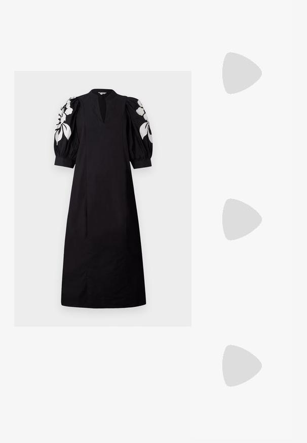 Schwarzes Kleid mit V-Ausschnitt und gepufften Ärmeln. Verfügt über weiße Blumenstickereien an den Ärmeln. Hergestellt aus glattem Stoff, hat eine lockere Passform.; Spitz zulaufender High-Heel-Schuh in einer Farbgestaltung aus Silber, Gold und Nude. Glänzende Oberfläche mit Ausschnittdesign und stiletto Absatz.; Silberne metallic Pouch-Tasche mit einer sanften, abgerundeten Form und einem geknoteten Verschluss oben. Hergestellt aus glattem Kunstleder.; Silberne Creolen mit gedrehter Gestaltung, ausgestattet mit einer polierten Oberfläche und einer Steckverschluss. Sie haben einen Durchmesser von ca. 3 cm.