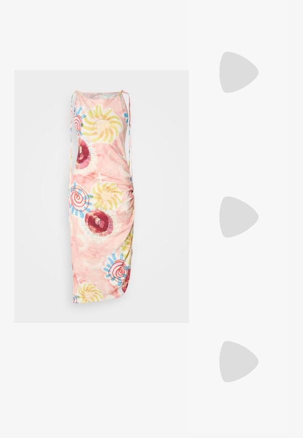 Ermeløs, rynket kjole i myk rosa stoff. Har fargerike spiral- og blomster mønstre i rødt, gult og blått. Justerbare skulderbånd.; Sorte patentlær slingback-sko med spiss tå, detaljer i sølv og lav blokkheel. Glatt, skinnende tekstur gjennom hele.; Svart lær crossbody-veske med glatt tekstur, rektangulær form og metallkjede detaljer på framsiden. Justerbar stroppe inkludert.; Sølv dråpeøreringer med firkantet studs, med en glatt, polert overflate og en tåreformet design som reflekterer lys med en blank overflate.