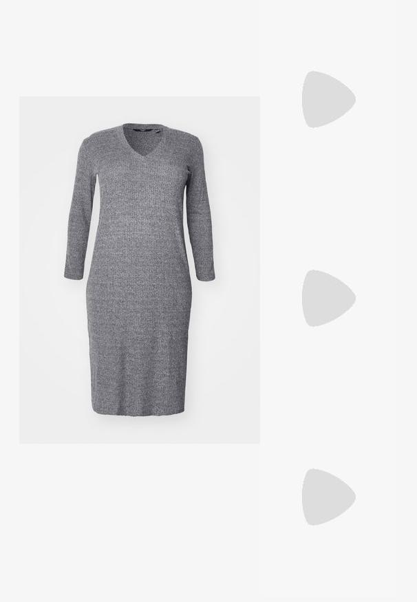 Pelēka adīta kleita ar V veida izgriezumu un garām piedurknēm. Audumam ir teksturēta virsma un pieguļoša silueta, kas sasniedz līdz pusceļam.; Melnas lakotas ādas sūkņa kurpes ar norādītu purngali un mazu bloku papēdi, ar sudraba sprādzi akcentā uz jostas.; Melnas ādas rokassoma ar izliekta formu, noņemamu siksnu un zelta aksesuāriem. Somai ir vāciņš ar sprādzes detaļu.; Zelta krāsas auskari ar teksturētām, viļņotām formām. Iekļauts skulpturāls piespraužams modelis un atvērta gredzenveida konstrukcija ar izsistām virsmām.