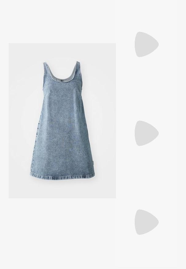 Vestido de ganga azul claro com um design sem mangas, decote redondo e um corte descontraído. Apresenta uma bainha que fica acima do joelho.; Sandy em verniz preto com salto slingback, ponta afilada e salto geométrico. Apresenta um design elegante e minimalista com textura suave.; Bolsa de couro preta com forma curva, alça destacável e detalhes em dourado. A bolsa possui uma aba com detalhe de fivela.; Brincos em tom de ouro com formas onduladas e texturizadas. Inclui studs escultóricos com presilha e um design de argola aberta com um acabamento martelado.