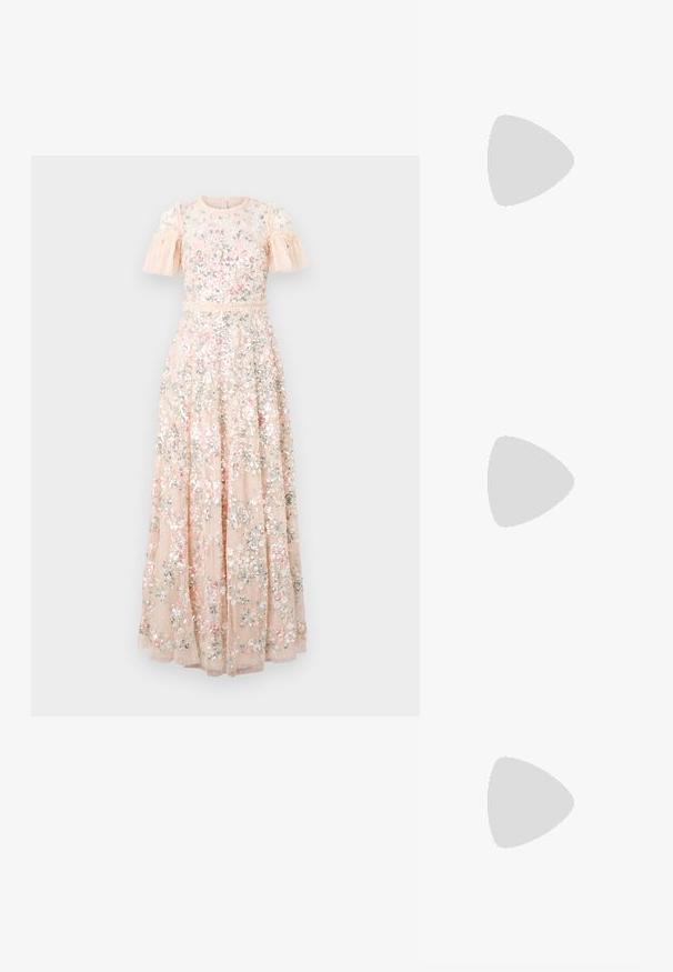 Largo vestido floral de suave tela melocotón, con mangas cortas con volantes, intrincados bordados y lentejuelas repartidas por todo el vestido para añadir textura.; Tacón slingback negro de charol con punta afilada, que presenta un estampado de serpiente texturizado, correa ajustable y un tacón bloque corto y texturizado.; Bolso de mano de cuero blanco con un acabado texturizado, que cuenta con una correa de cadena dorada y acentos negros. Incluye un bolsillo frontal y cierre de cremallera.; Pendientes de aro de metal en tono dorado con una forma curva y alargada. Presentan una superficie lisa y brillante y una punta redondeada para mayor detalle.