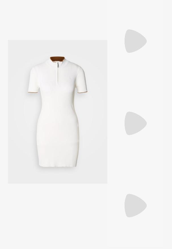 Hvit ribbet kjole med korte ermer, høy krage og glidelås foran. Akkompagnert av en brun ribbet runding i halsen.; Svart skinn slingback-sko med spiss tå, slank hæl og gullfarget detalj på vampen. Glatt tekstur og strukturert design.; Svart skinnhåndveske med teksturert finish, vinklet form, doble håndtak og justerbar skulderrem. Har et DKNY-logo som detaljer.; Et par polerte sølv halvmåne hoop øredobber med hengselspenner på hvit bakgrunn.