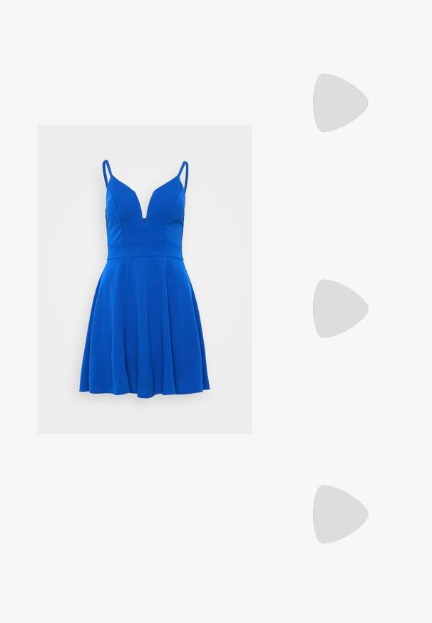 Zila bez piedurknēm kleita ar dziļu dekoltē, pielāgotu augšdaļu un izplestu svārku. Gluda auduma virsma bez redzamām rakstu vai akcentu detaļām.; Melnas strappy sandales ar kvadrātveida purngaliem un zemu bloku papēdi. Ievērojamas ar vairākiem plāniem siksniņām un regulējamu potītes siksniņu. Izgatavotas no gludas ādas.; Melnas ādas somiņa ar gludu tekstūru, strukturētu formu, divām rokturām un izteiktu sudraba sprādzi priekšpusē.; Sudraba divu joslu gredzens ar gludu, pulētu virsmu. Iezīmējas ar plūstošu, izliekta dizaina struktūru ar pārklājošām sekcijām modernam izskatam.