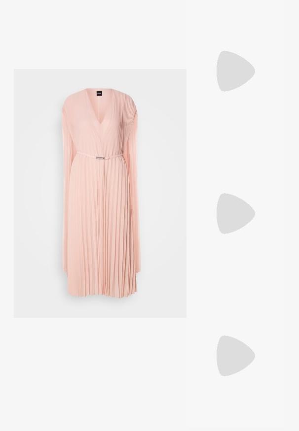 Plisovaná šaty z jemnej ružovej látky s hlbokým výstrihom do V. Majú dlhé rukávy a vytiahnutý pás s detailom strieborného opasku.; Čierne slingback topánky s ostrou špičkou a nízkym opätkom, vyrobené z hladkej kože a s výrezmi na boku pre lepšiu priedušnosť.; Biela kožená kabelka s zakriveným tvarom, na prednej strane s embosovaným logom "CK" a jedným ramenným popruhom. Zipsové zapínanie navrchu.; Zlaté kruhové náušnice s polmesiacovým tvarom, lešteným povrchom a pántovým uzáverom. Hladká textura a reflexný lesk zvyšujú viditeľnosť.