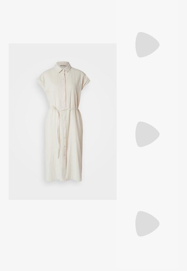 Abito camicia button-up in un tessuto beige chiaro, con maniche corte a cappuccio, una cintura in vita e una finitura leggermente strutturata.; Stivali da cowboy in pelle marrone con punta affusolata e tacco a blocco, caratterizzati da dettagliati ricami e accenti rialzati sul gambale.; Piccola borsa a tracolla crema con finitura testurizzata, una lunga tracolla regolabile, un accento a catena e chiusura a patta. Dettagli in hardware dorato.; Orecchini a cerchio in argento con un design torciglionato, caratterizzati da una finitura lucida e chiusura a perno. Misurano circa 3 cm di diametro.