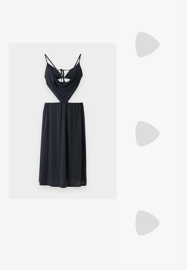 Mustmust kerepa, millel on voolav ülaosa ristatud rihmadega ja elastne vöökoht, mis voolab sirgjooneliseks, keskpikkuseks seelikuks.; Mustad musta värvi kontsandaalid on varustatud peente rihmadega, millel on sõlmekujundus, siledad ruudukujulised varbad ja stiilne stilettokonts.; Helehall metallik handbags, millel on kett, kaunistatud väikeste ümmarguste metallist õmblustega ja kolmnurkse brändi logoga.; Hõbedased rõngaskõrvarõngad, millel on sile ja läikiv pind. Ümar kuju, kerge disain, millel on post-tagumise kinnituse süsteem.