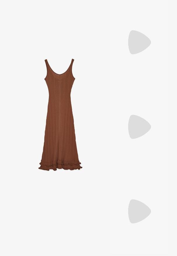 Braunes geripptes Kleid mit Rundhals, taillierter Silhouette und rüschengesäumtem Saum. Hergestellt aus einem strukturierten Stoff, hat es eine glatte Oberfläche.; Braune, mit Absatz versehene Flip-Flop-Sandale mit einem schmalen Riemen und abgerundetem Zehensteg, der ein kleines goldfarbenes Akzent auf dem Fußbett aufweist.; Schwarze Sonnenbrille mit braun getönten Gläsern; rechteckige Form mit einem dicken Rahmen, einschließlich subtiler Hardware-Akzente an den Bügeln.; Braune Lederhandtasche mit zwei stabilen Griffen, rechteckiger Form, glatter Oberfläche und Reißverschluss. Minimalistisches Design ohne sichtbare Muster.