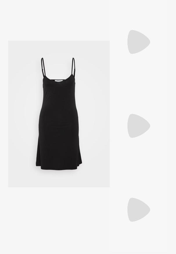 Čierne šatôčky bez rukávov s výstrihom do V a tenkými ramienkami. Tkanina je hladká, s voľným strihom a mierne rozšíreným lemom.; Strieborné slingback lodičky na vysokom opätku s špicatou špičkou, metalickým povrchom, dvoma dekoratívnymi pruhmi a štíhlym opätkom s čiernym hrotom.; Čierna kožená kabelka s hladkou textúrou. Obsahuje nastaviteľný popruh a elegantný, minimalistický dizajn so zipsovým uzatvorením.; Strieborný prsteň s dvojitým pásikom s hladkým, lesklým povrchom. Má plynulý, zakrivený dizajn s prekryvajúcimi sa časťami pre moderný vzhľad.