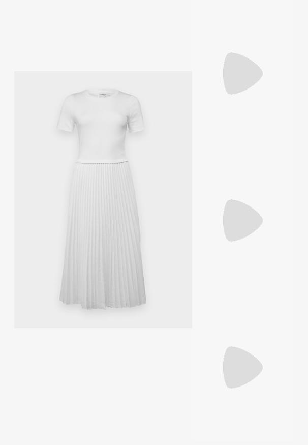 Weißes Kleid mit passgenauem kurzärmeligen Oberteil und plissiertem Rock, aus weichem Stoff mit glatter Textur und klaren Linien.; Schwarze Absatzsandalen mit quadratischer Zehenpartie, ausgestattet mit mehreren schmalen Riemen, einer verstellbaren Knöchelrschließe und einem strukturierten Blockabsatz.; Schwarze Leder-Halbmondtasche mit einem goldenen Hardware-Akzent und einem Reißverschluss. Über einem grauen Pullover quer über den Körper getragen.; Goldfarbene Ohrstecker mit Knoten in gedrehter Ausführung. Jeder Ohrstecker verfügt über eine runde, transparente Rückseite für sicheren Halt.