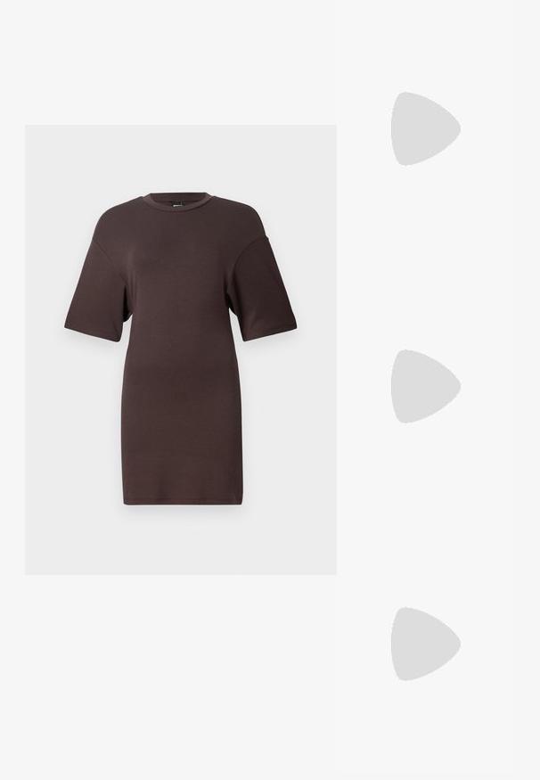 Pruun ülikoops t-särk, lühikeste varrukatega, ümmarguse kaelusega ja pehme kangastekstuuri, millel on mugav istuvus ja minimalistlik disain.; Must musta nahk kingad sanga ja terava ninaga, ankle strapidega, millel on hõbedased pandlad ja riistvara ning õhuke konts.; Kuldmetallist käekott, millel on struktureeritud disain, sile tekstuur ja reguleeritav rihm. Omab ainulaadset kolmnurkset kuju ja minimalistlikku õmblust.; Kuldse värvi kõrvarõngad, mis on kaunistatud tekstuursete ja laineliste kujunditega. Komplektis on skulpturaalsed klamber kõrvarõngad ja avatud rõngasdisain, millel on lõhestatud viimistlus.
