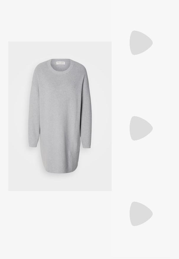Marc O'Polo DRESS LONGSLEEVE ROUND NECK - Kampsunkleit - soft stone melange; Mustad musta lakknahk kingad, millel on terav varvas ja geomeetriline plokkkonts. Omab elegantselt minimalistlikku disaini ja sujuvat tekstuuri.; Mustmust mustraha kõverate joontega, eemaldatava rihmaga ja kuldsete detailidega. Kotil on klapp, millel on pandladetail.; Hõbedatooni kõrvarõngad keerduva rõngakujuga, millel on tekstuuriga pind ja soonikute detailid, mis on kinnitatud postiklapiga.